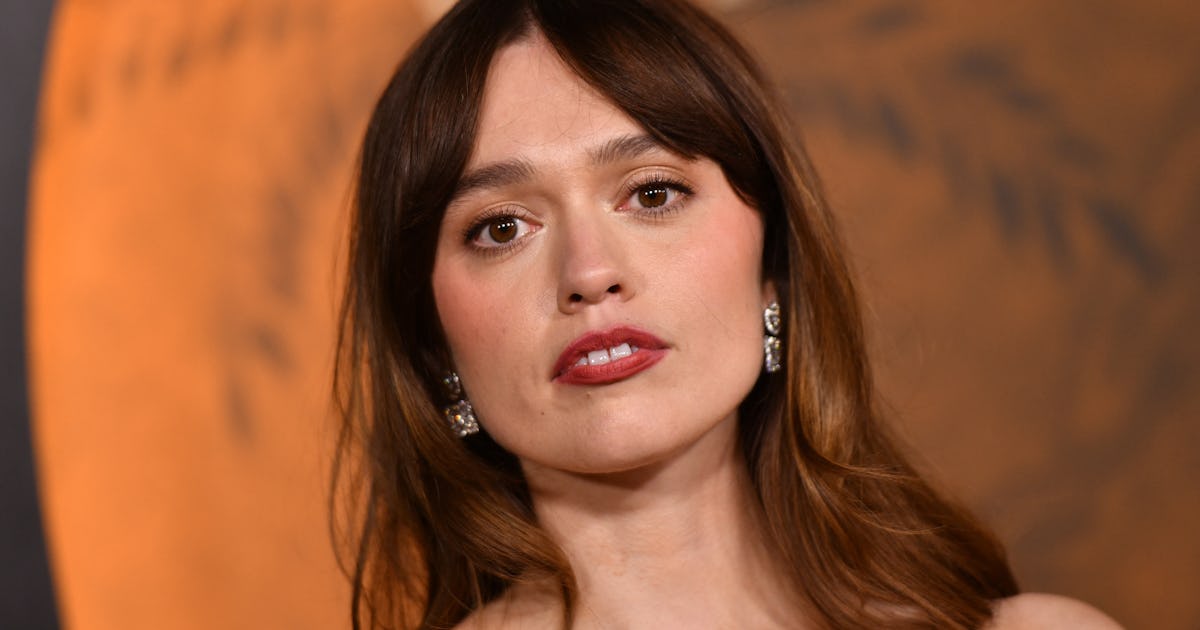 Aimee Lou Wood Calls Out "Mean" 'SNL' Sketch That Mocked Her Teeth