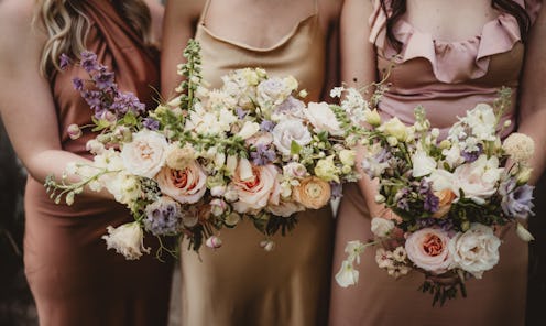 Maid of honor and bridesmaids in silk soft colors with pastel flowers