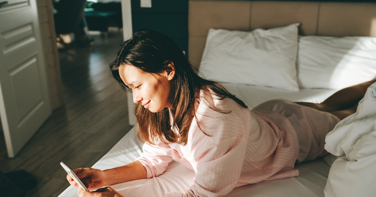 TikTok's "Adult Tummy Time" Trend Is The Weirdest Way To Fix Poor Posture