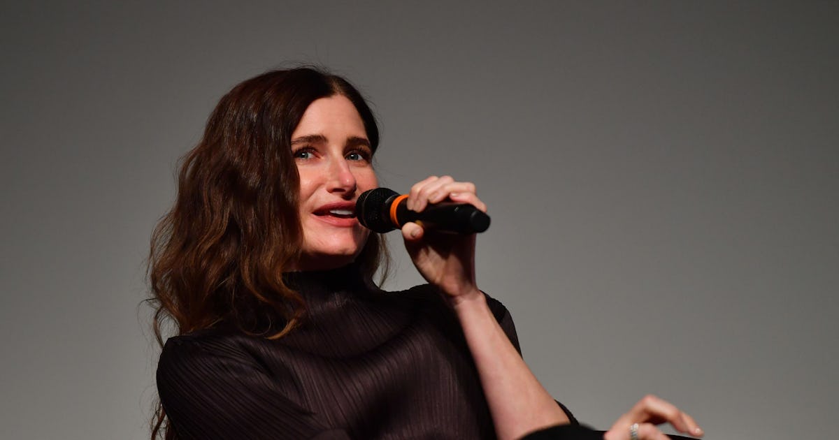 Kathryn Hahn Shares Such A Powerful Message About Growing Old With Your Women Friends