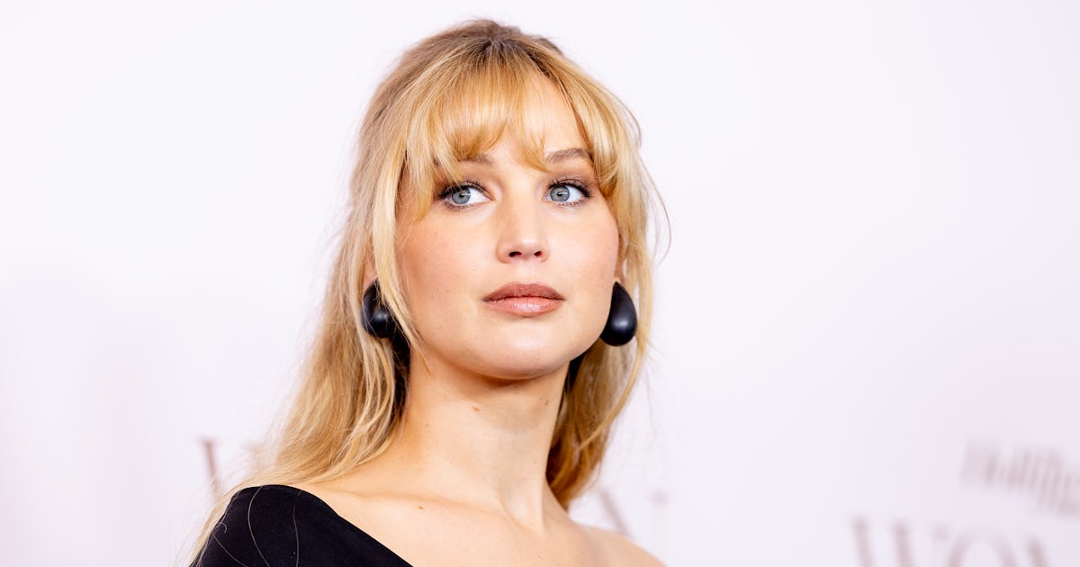 Jennifer Lawrence Wore A 'Twilight' Hat With The Controversial "Naked Shoe"