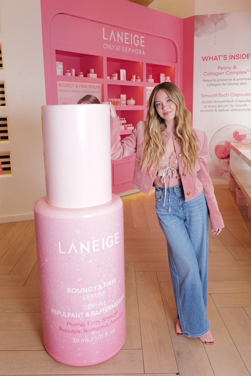 Sydney Sweeney wore a plunging lace crop top and cheugy peep-toe shoes.