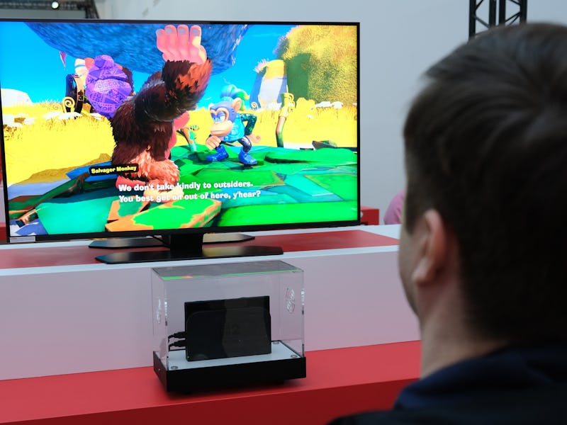 02 April 2025, France, Paris: A visitor plays the game "Donkey Kong Bananza" at the launch of the Ni...