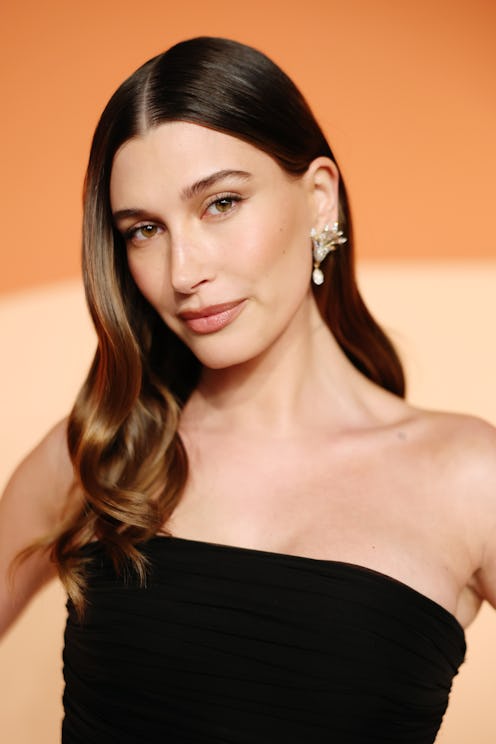 Hailey Bieber attends the 2025 Vanity Fair Oscar Party Hosted By Radhika Jones at Wallis Annenberg C...
