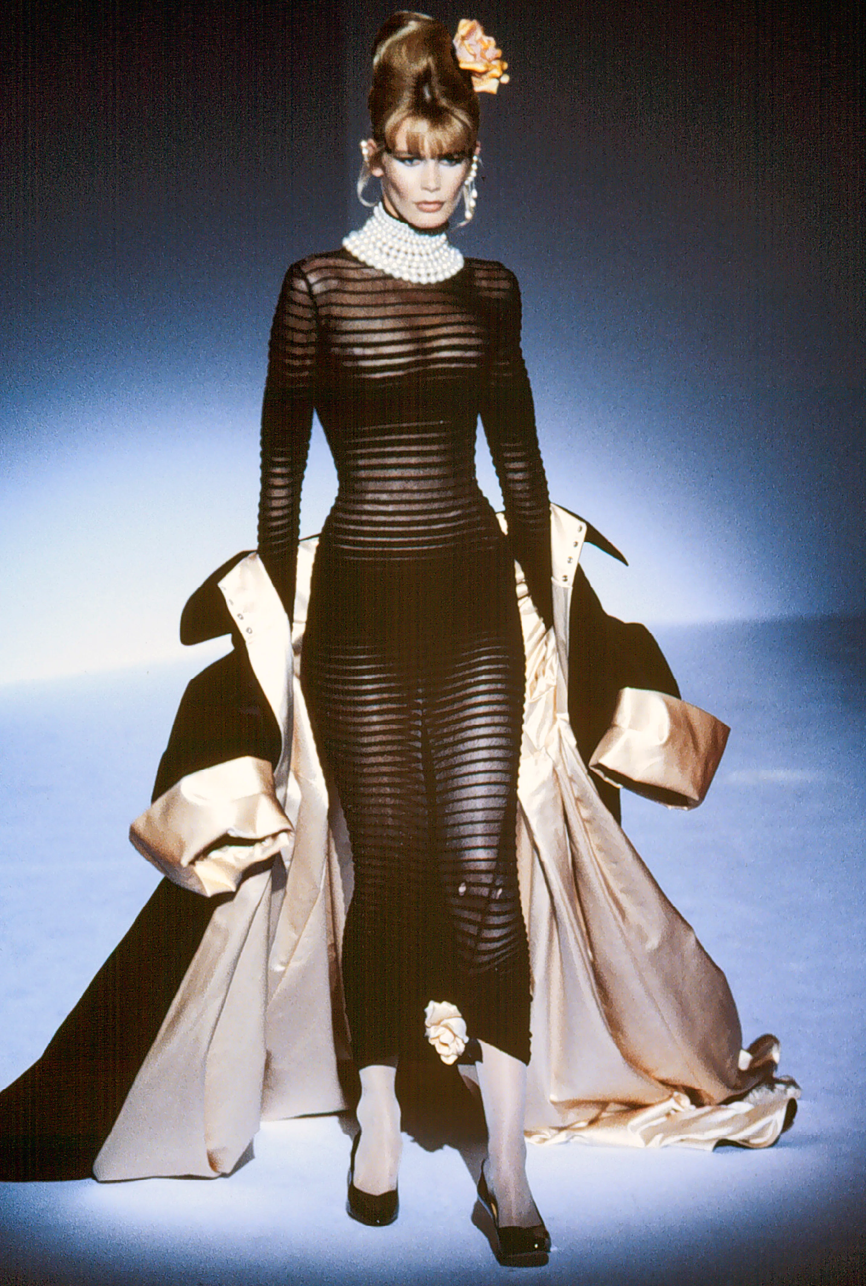 claudia schiffer corset dress Claudia Schiffer wears Valentino Haute Couture Fall/Wint 1991 by Patrick  Demarchelier 