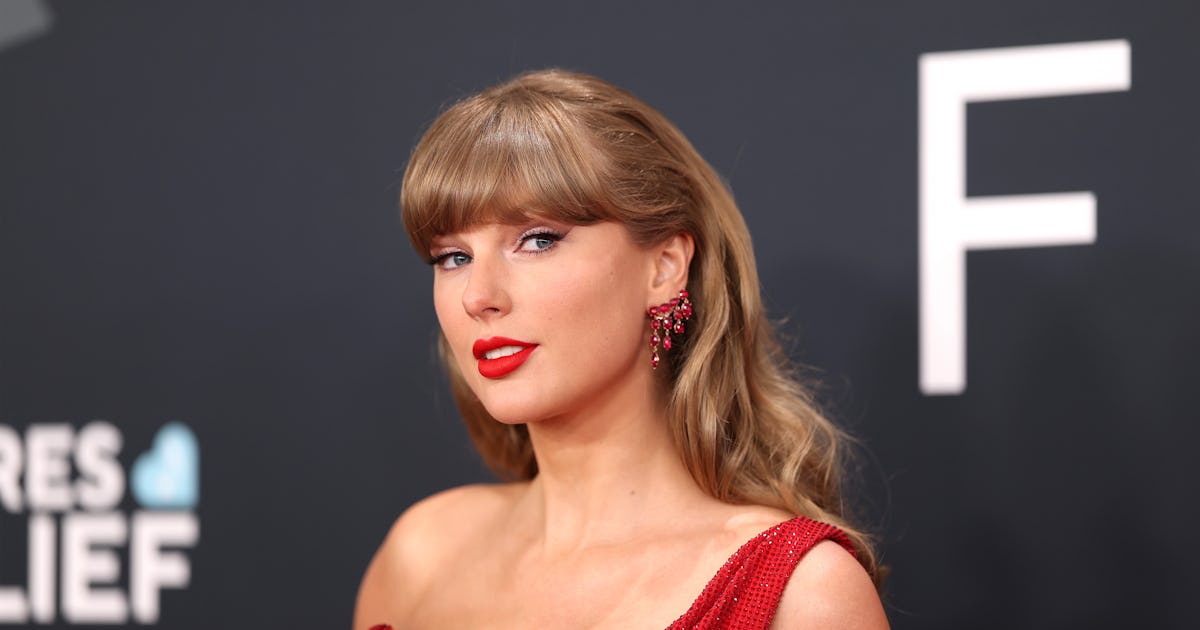 Fans Want Taylor Swift To Attend The AMAs For This Reason