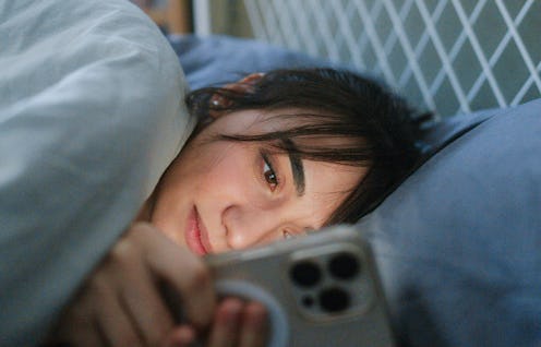 These three zodiac signs need their phone to fall asleep.