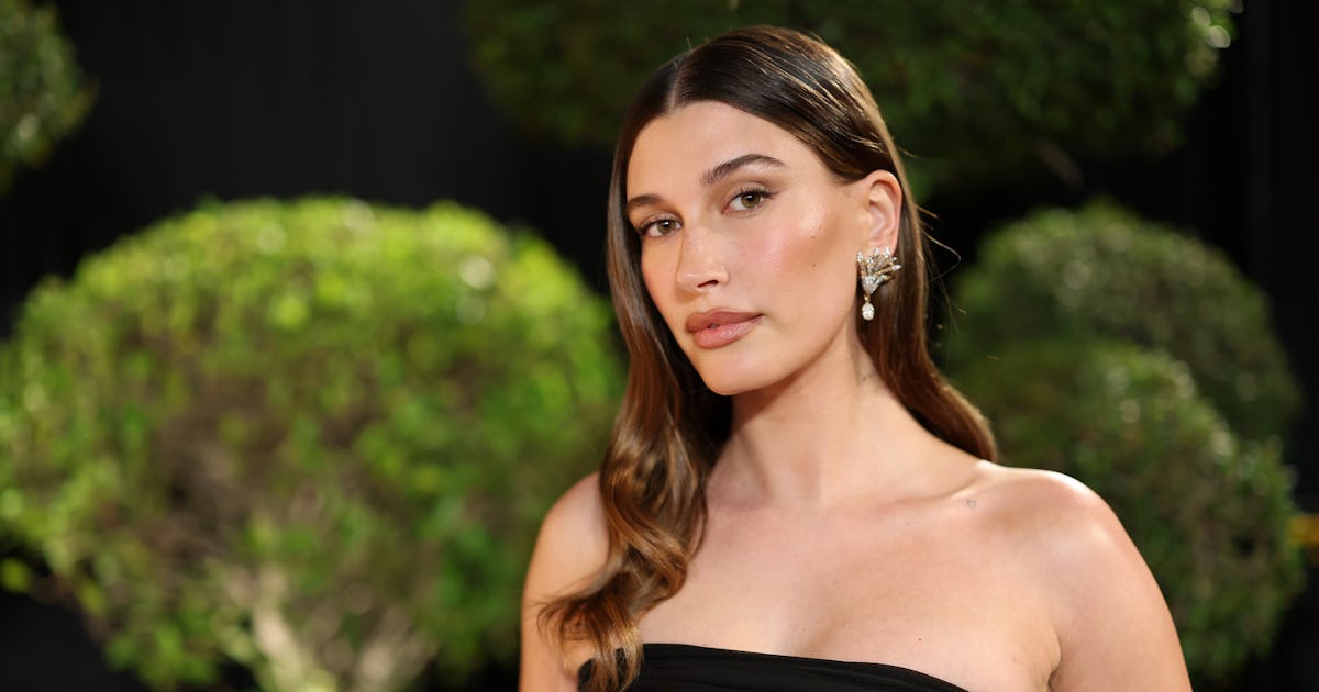 Hailey Bieber Paired Heeled Thong Sandals & Carrie Bradshaw-Approved Capri Pants