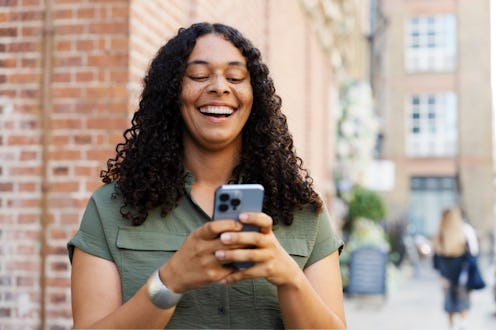 These three zodiac signs will never let a group chat die.