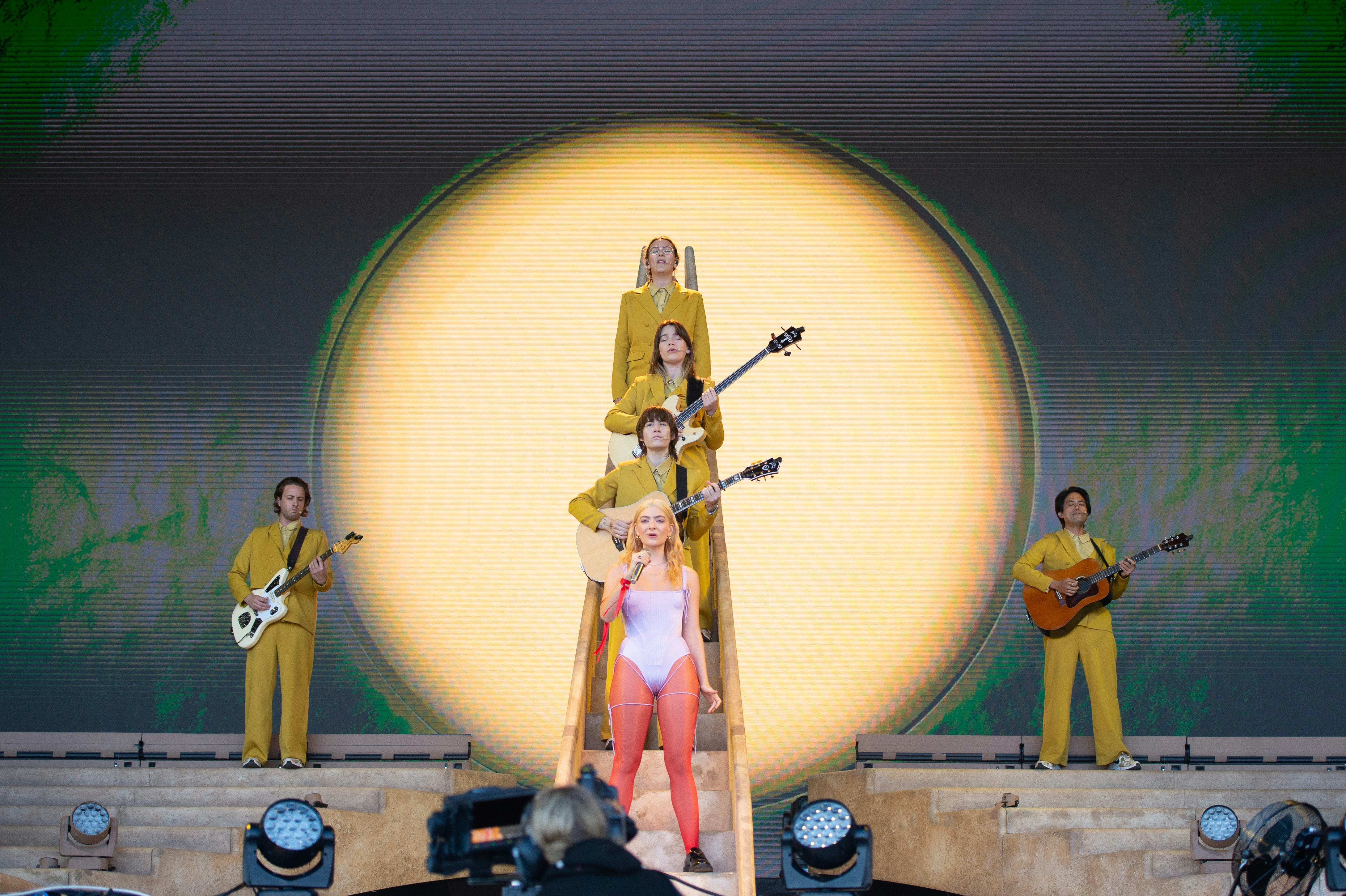 Imagem de conteúdo da notícia "LORDE SURPREENDE O PÚBLICO DO GLASTONBURY COM SHOW SURPRESA" #9