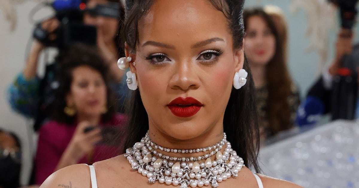 Rihanna-Inspired Toe Rings, Sparkly Thongs & More Accessories For Blinged-Out Feet