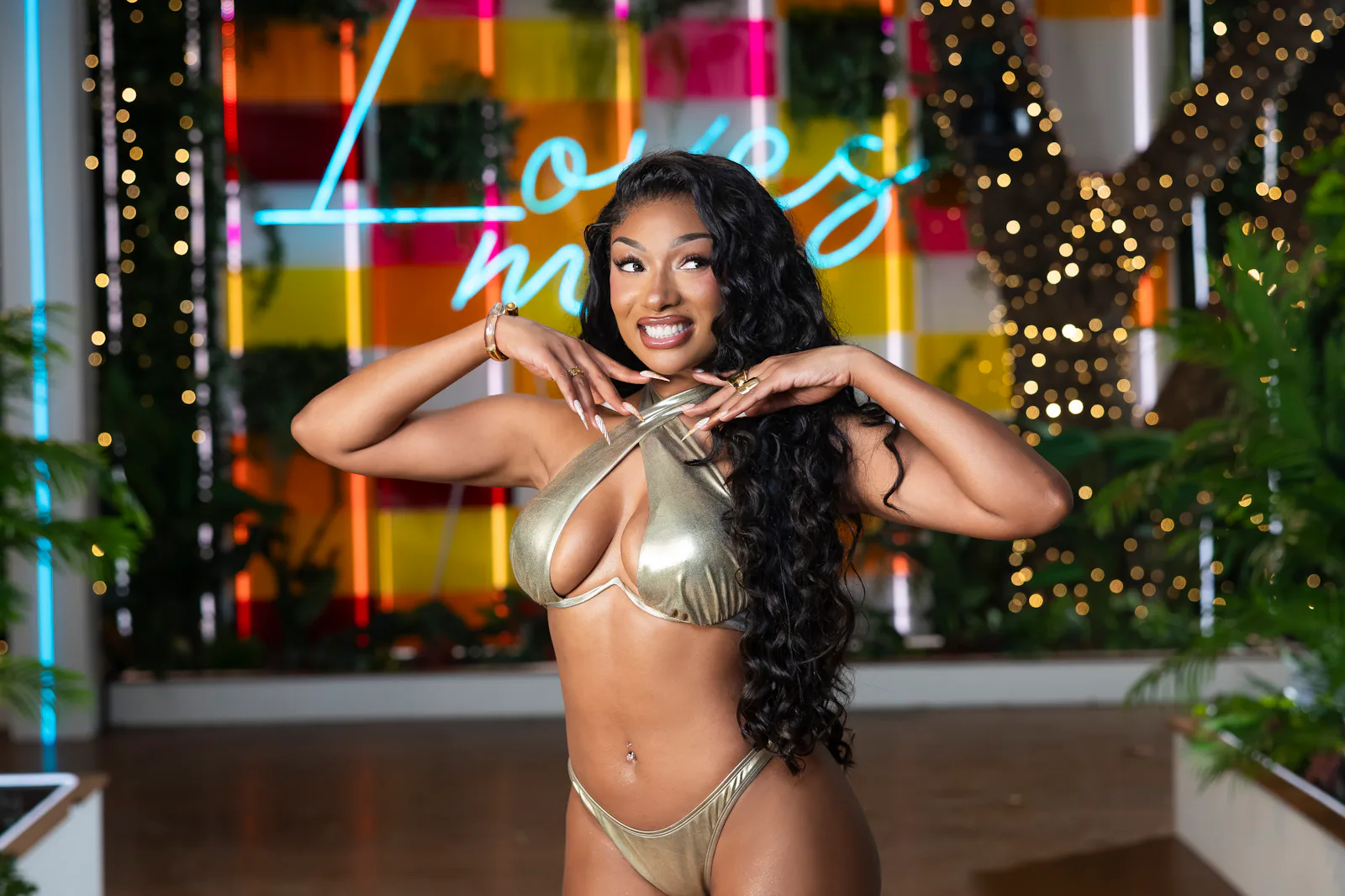 Megan Thee Stallion Wore A Burberry Bikini At The Beach megan-thee-stallion-wore-a-burberry-bikini-at-the-beach