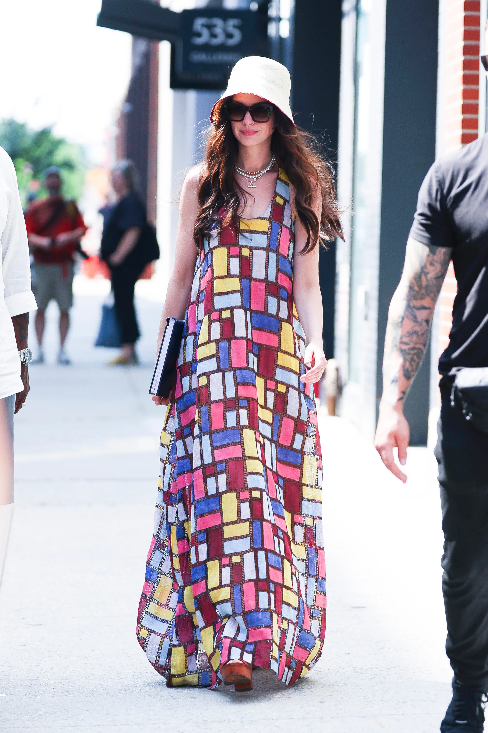 Anne Hathaway’s First Looks On 'Devil Wears Prada 2' Just Dropped ...