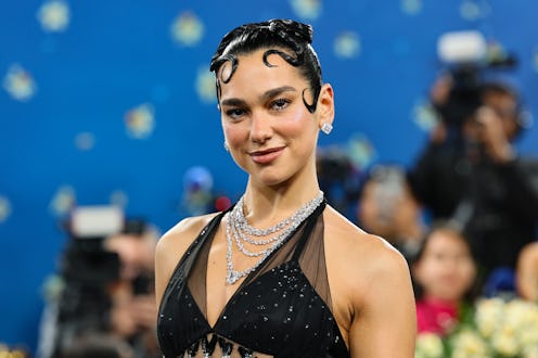 NEW YORK, NEW YORK - MAY 05: Dua Lipa attends the 2025 Met Gala Celebrating "Superfine: Tailoring Bl...