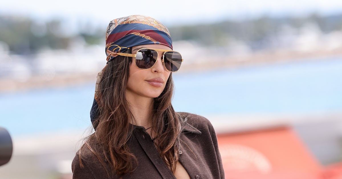 EmRata Wore A Teeny, Pattern-Clashing Bikini With A "Dadcore" Twist