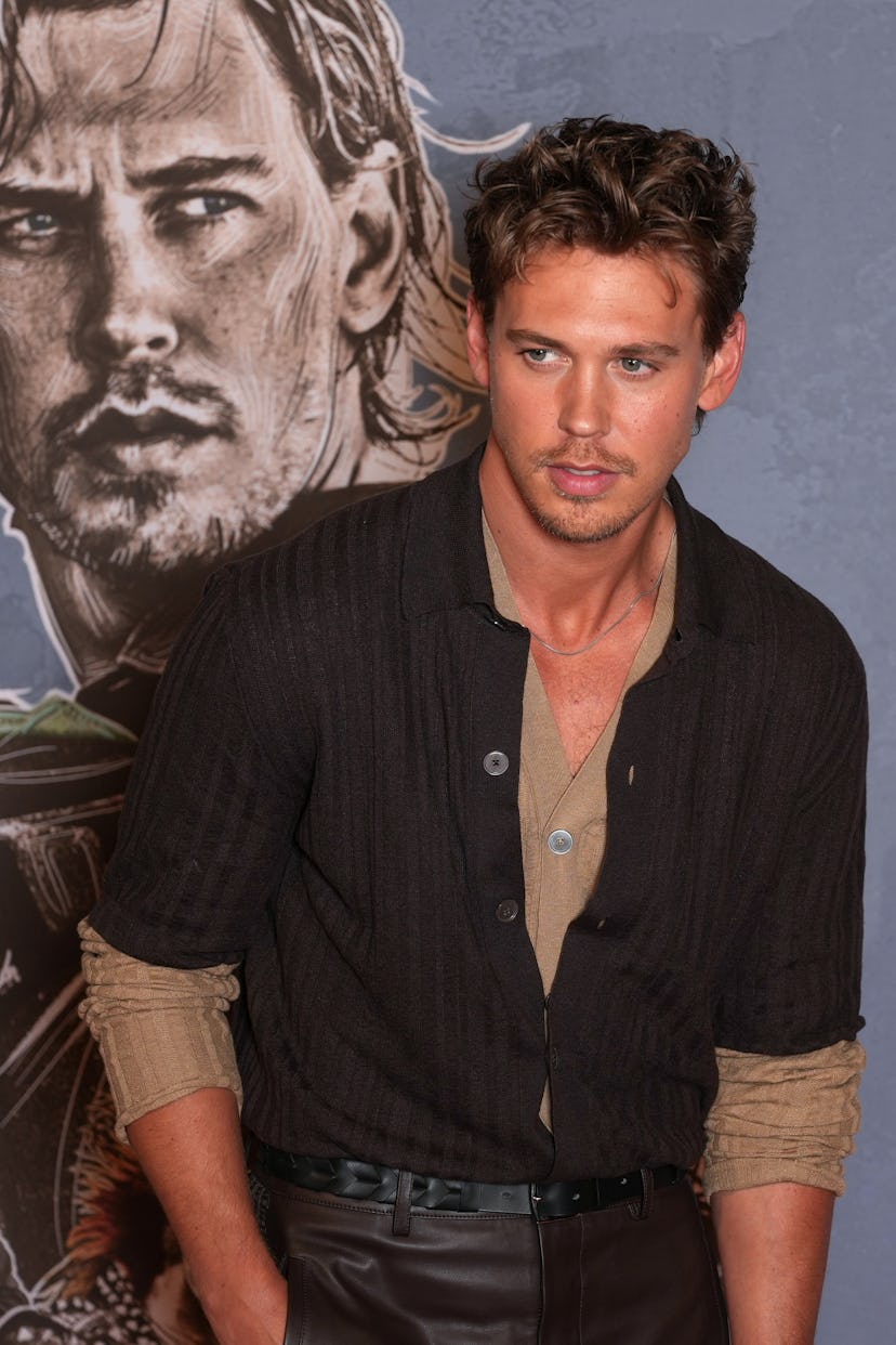 Austin Butler attends the "Caught Stealing" Photocall at Cinema Max Linder on August 21, 2025 in Pa...