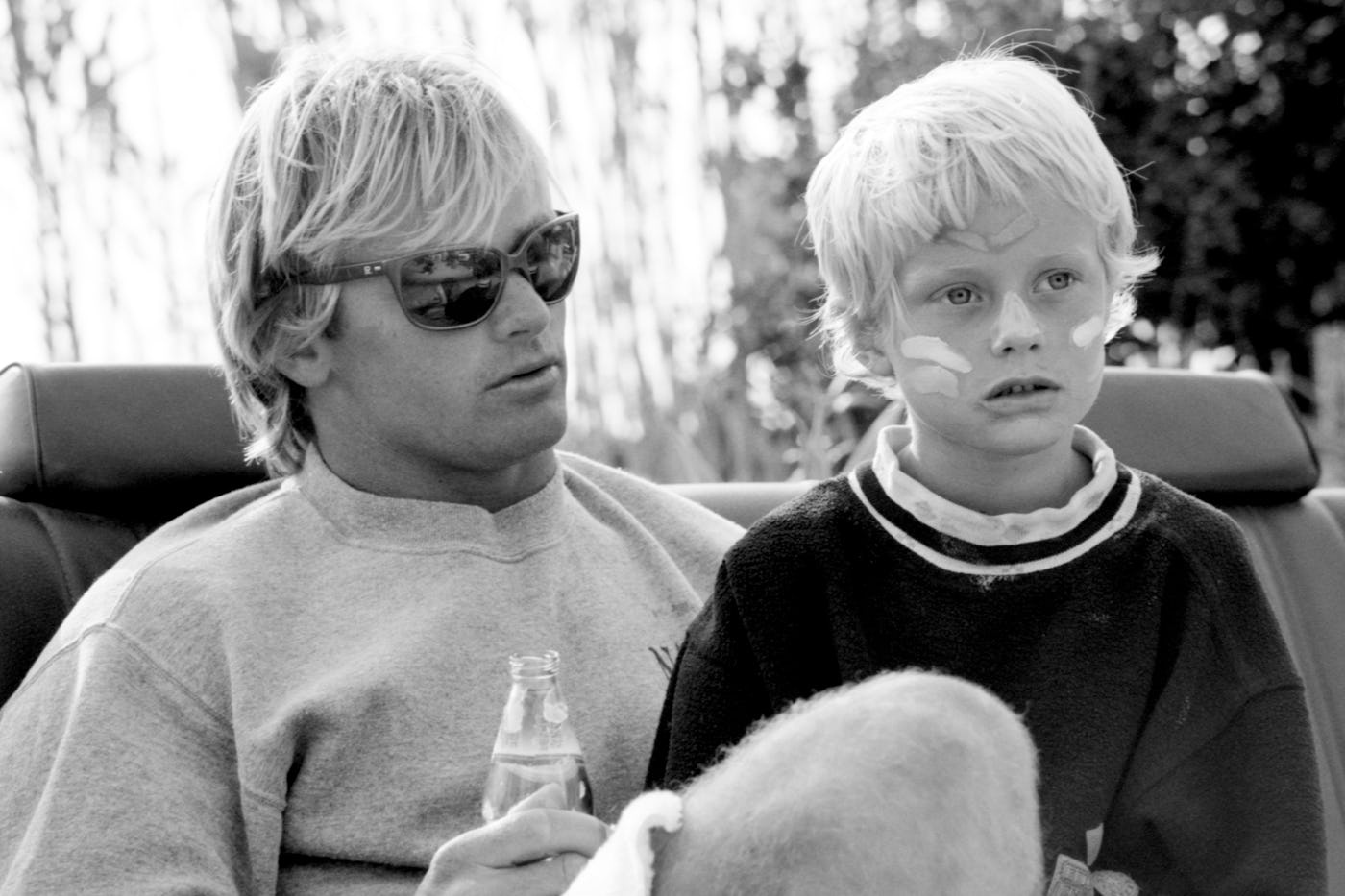 Surfer Laird Hamilton chats with a child on Old Man's beach behind the scenes on the set of a commercial for Nike Aqua Socks in 1990 in San Onofre, California. (Photo by Roxanne McCann/Getty Images)
