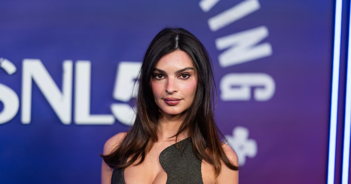 Emily Ratajkowski Made The Cleavage-Baring Plunge Her NYFW Uniform