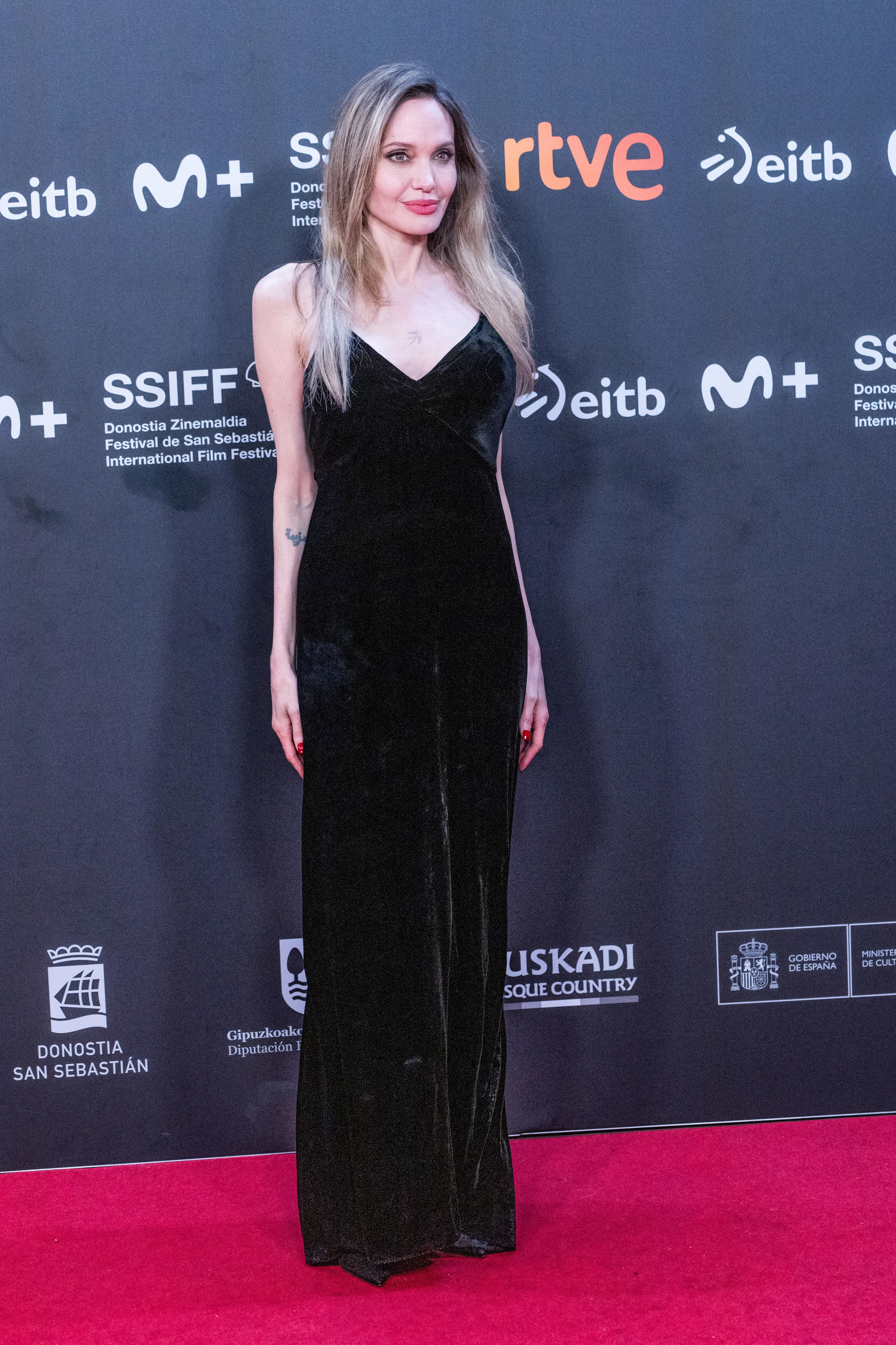 Angelina Jolie Wears a Simple Dress to Deliver a Bold Message