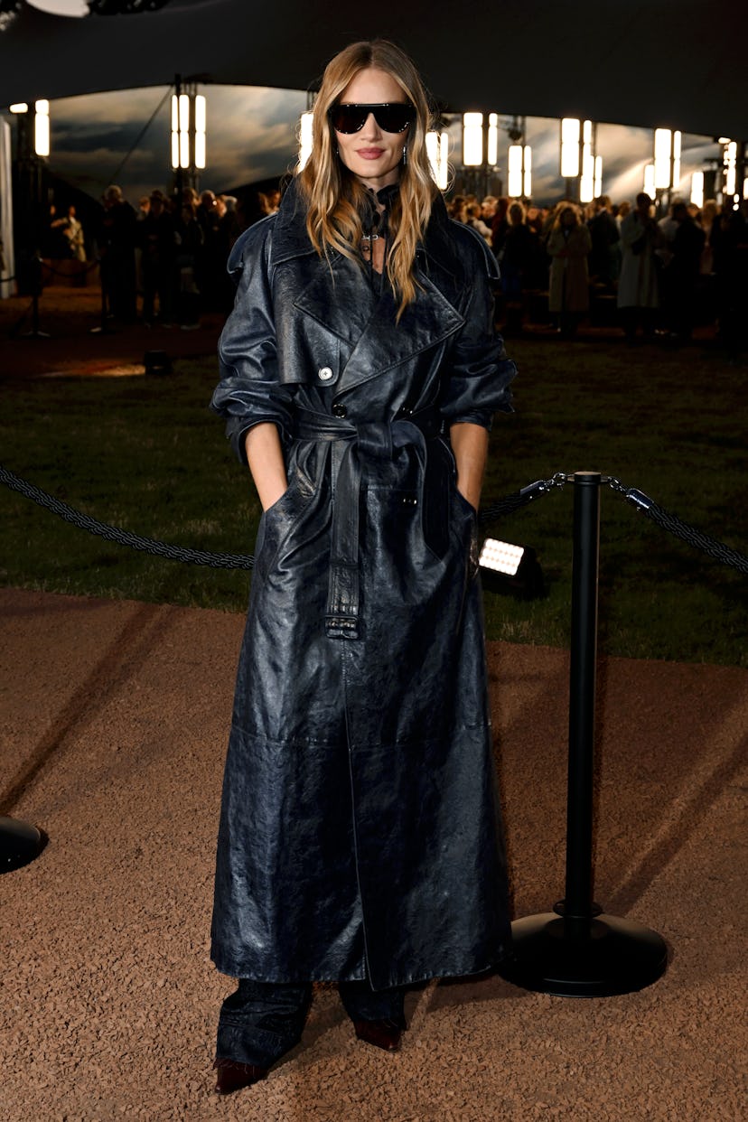 Лондон, Англия - 22 сентября: Рози Хантингтон - Уитли присутствует на шоу Burberry во время Лондона F ...