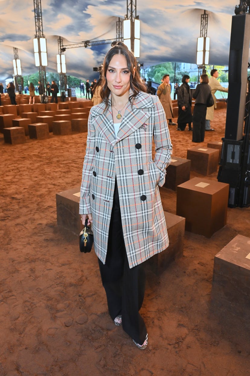Лондон, Англия - 22 сентября: Tefi Pessoa присутствует на выставке Burberry Summer 2026 во время Лондонской падения ...