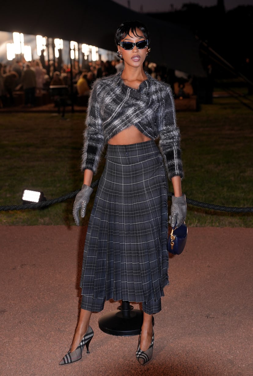 Журдан Данн приезжает на шоу Burberry на Perks Field, Лондонская неделя моды. Изображение: мир ...