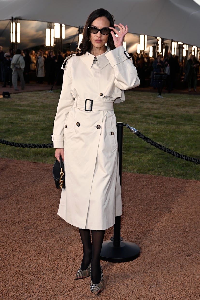 Лондон, Англия - 22 сентября: Алекса Чунг присутствует на шоу Burberry во время Лондонской недели моды, сентябрь ...