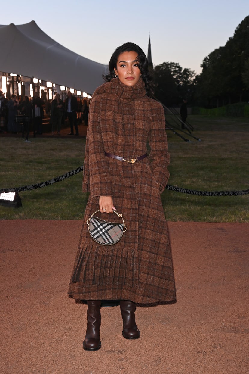 Лондон, Англия - 22 сентября: Оливия Дин прибывает на шоу Burberry Summer 2026 во время Лондона F ...