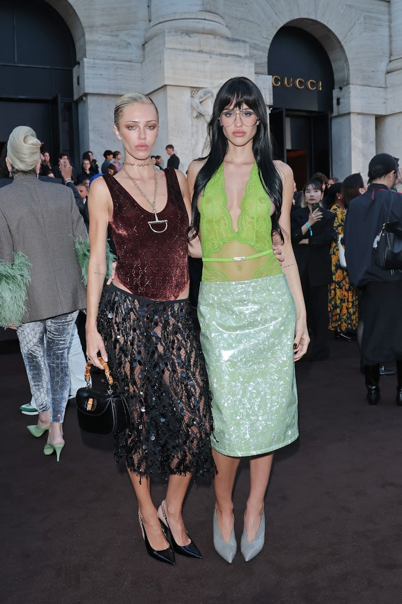 Милан, Италия - 23 сентября: Далила Белль Хэмлин и Амелия Грей Хэмлин посещают весеннюю сумму Гуччи ...