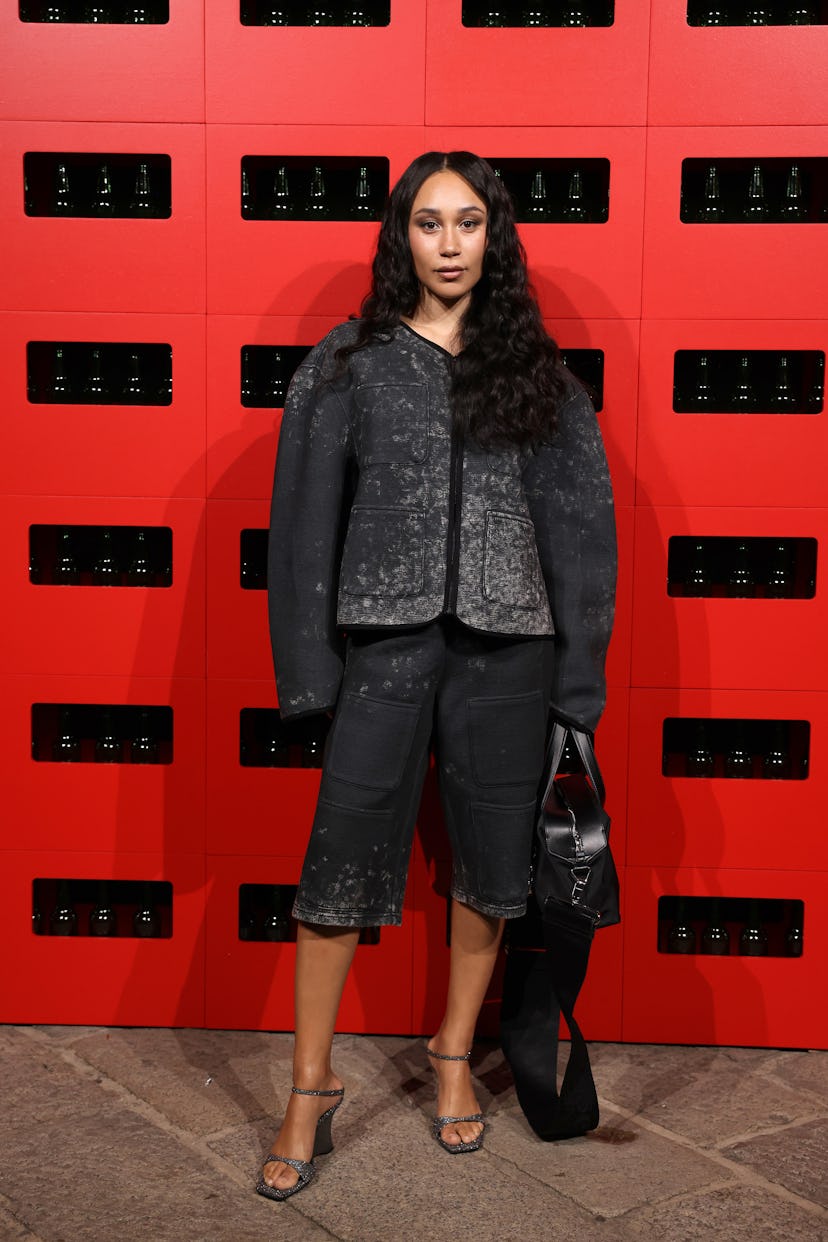 Милан, Италия - 23 сентября: Ева Гутовски посещает дизельное топливо Весной лето 2026 г. Охота на яйца во время ...