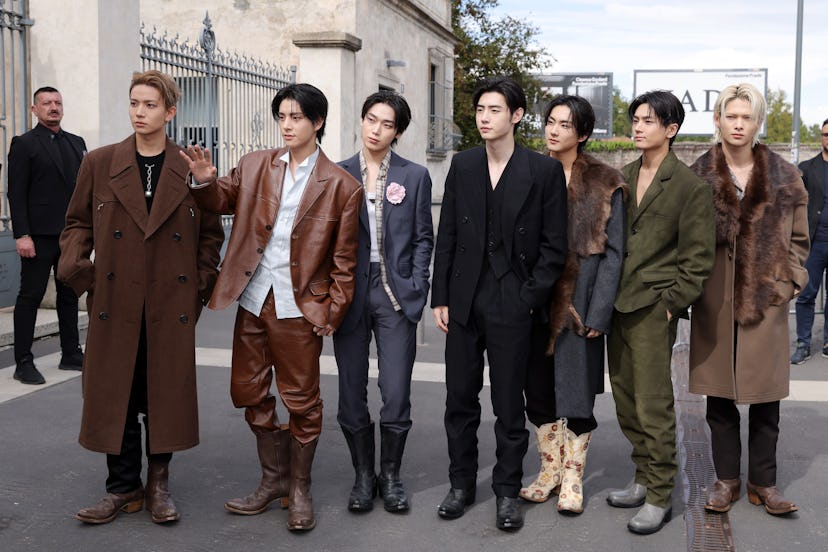 Милан, Италия - 25 сентября: Enhypen посещает Prada Fashion Show во время женской одежды в Милане ...