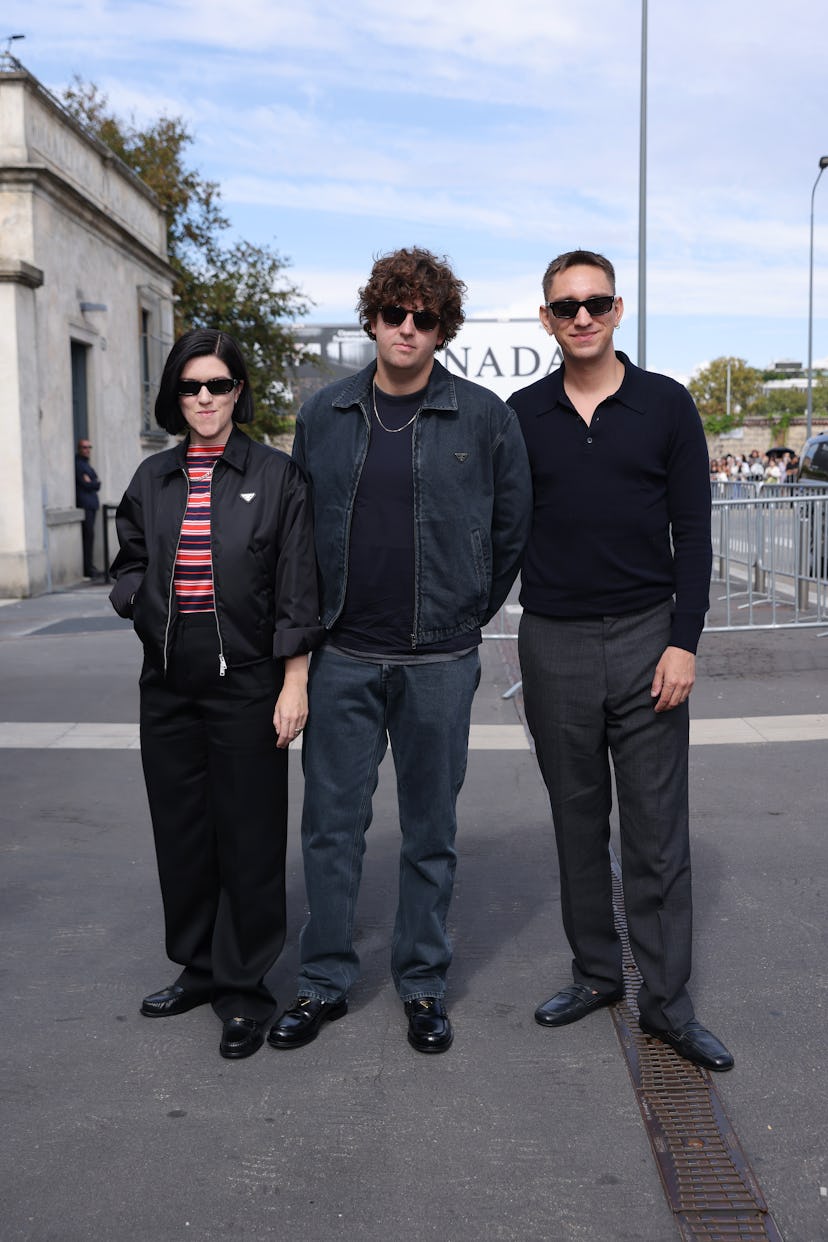 Милан, Италия - 25 сентября: Роми Мэдли Крофт, Джейми XX и Оливер Сим посещают режим Prada ...