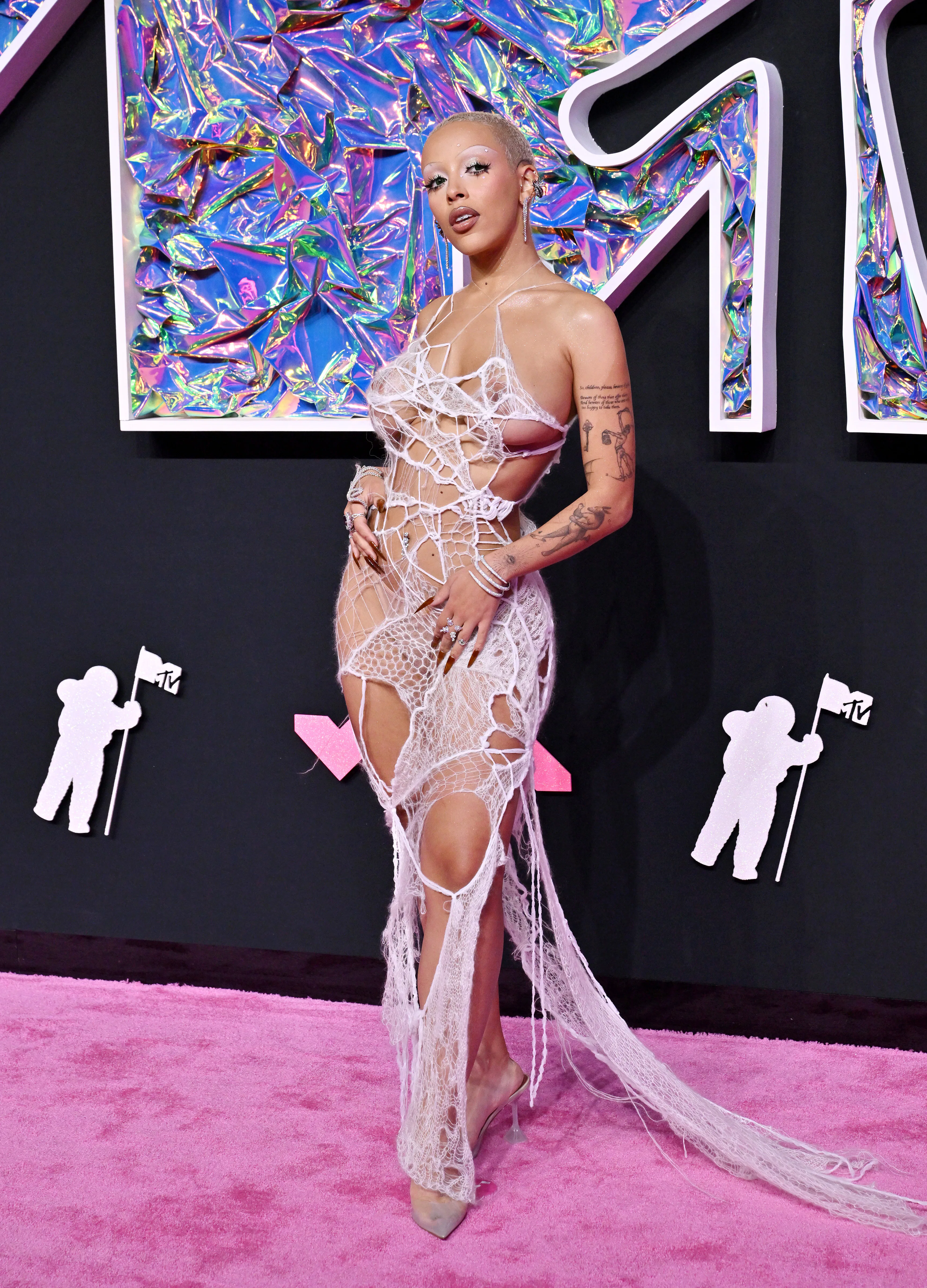 doja cat grammy 2022 pink dress Doja Cat Grabs Her Cleavage on 2022 Grammys Red Carpet