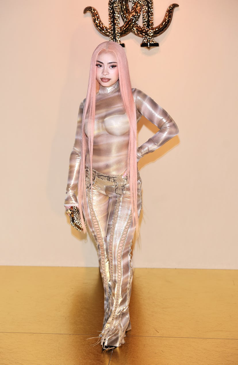 Милан, Италия - 25 сентября: Ice Spice присутствует в первом ряду Роберто Кавалли, в то время как Milan Fashion мы ...