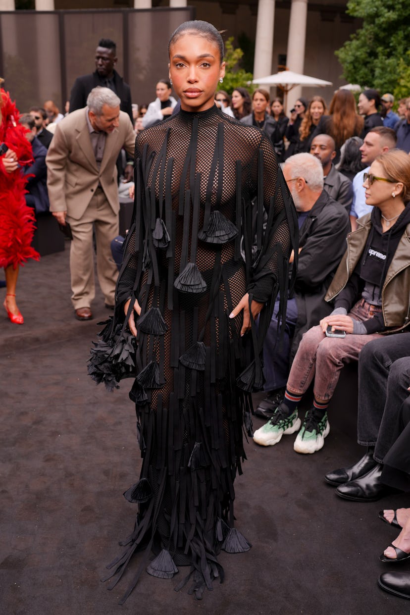 Лори Харви на шоу Ferragamo Moder в рамках весны/лето 2026 Milan Fashion -Week в сентябре ...