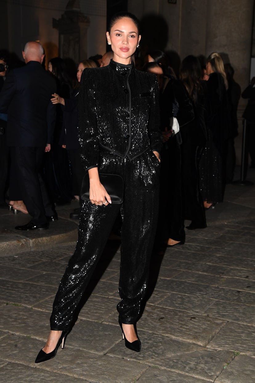 Милан, Италия - 28 сентября: Эйза Гонсалес во время миланской женской одежды весна/лето 2026 Мода мы ...