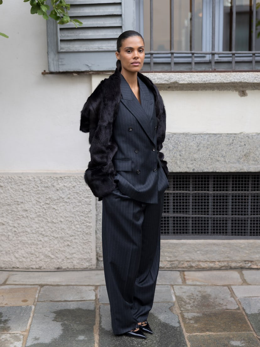 Милан, Италия -27 сентября: Тина Кунаки прибывает в Ferragamo Moder -show во время Милана -Wom ...