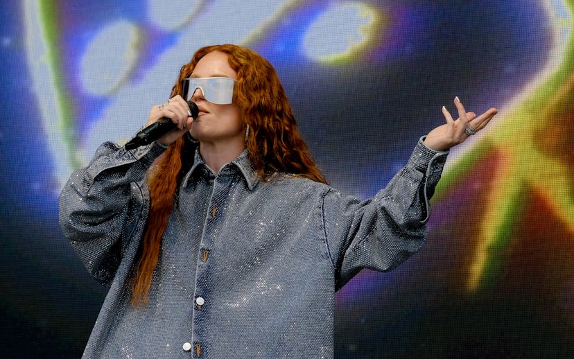 NEWPORT, ISLE OF WIGHT, UNITED KINGDOM - 2025/06/22: English singer and songwriter Jessica Hannah Gl...