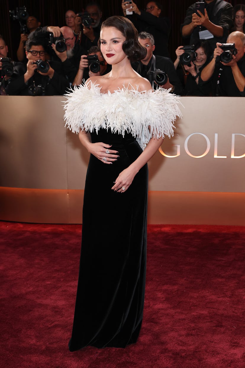 БЕВЕРЛИ-ХИЛЛЗ, КАЛИФОРНИЯ – 11 ЯНВАРЯ: (ТОЛЬКО ДЛЯ РЕДАКЦИОННОГО ИСПОЛЬЗОВАНИЯ) Селена Гомес посещает 83-ю ежегодную...