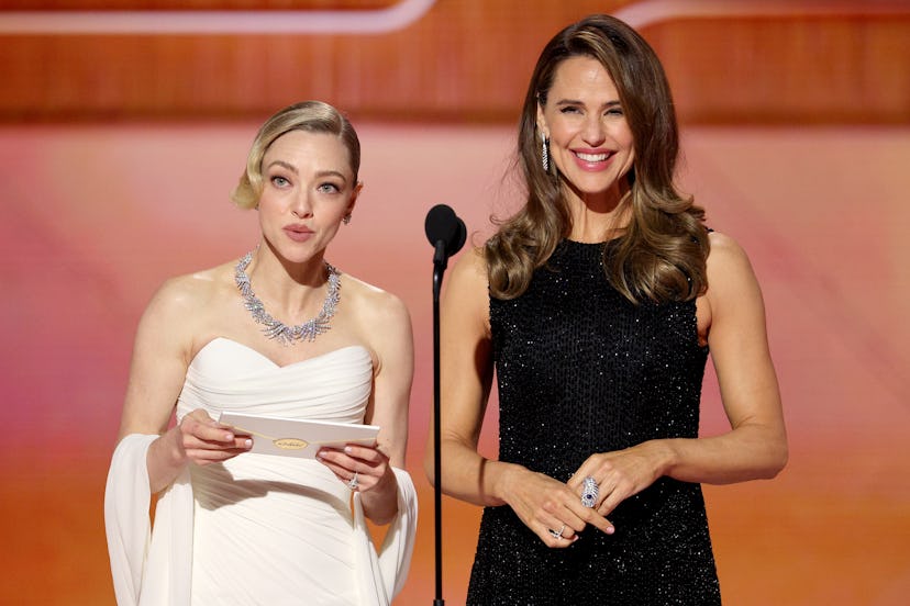 BEVERLY HILLS, CALIFORNIA - JANUARY 11: (L-R) Amanda Seyfried and Jennifer Garner speak onstage duri...