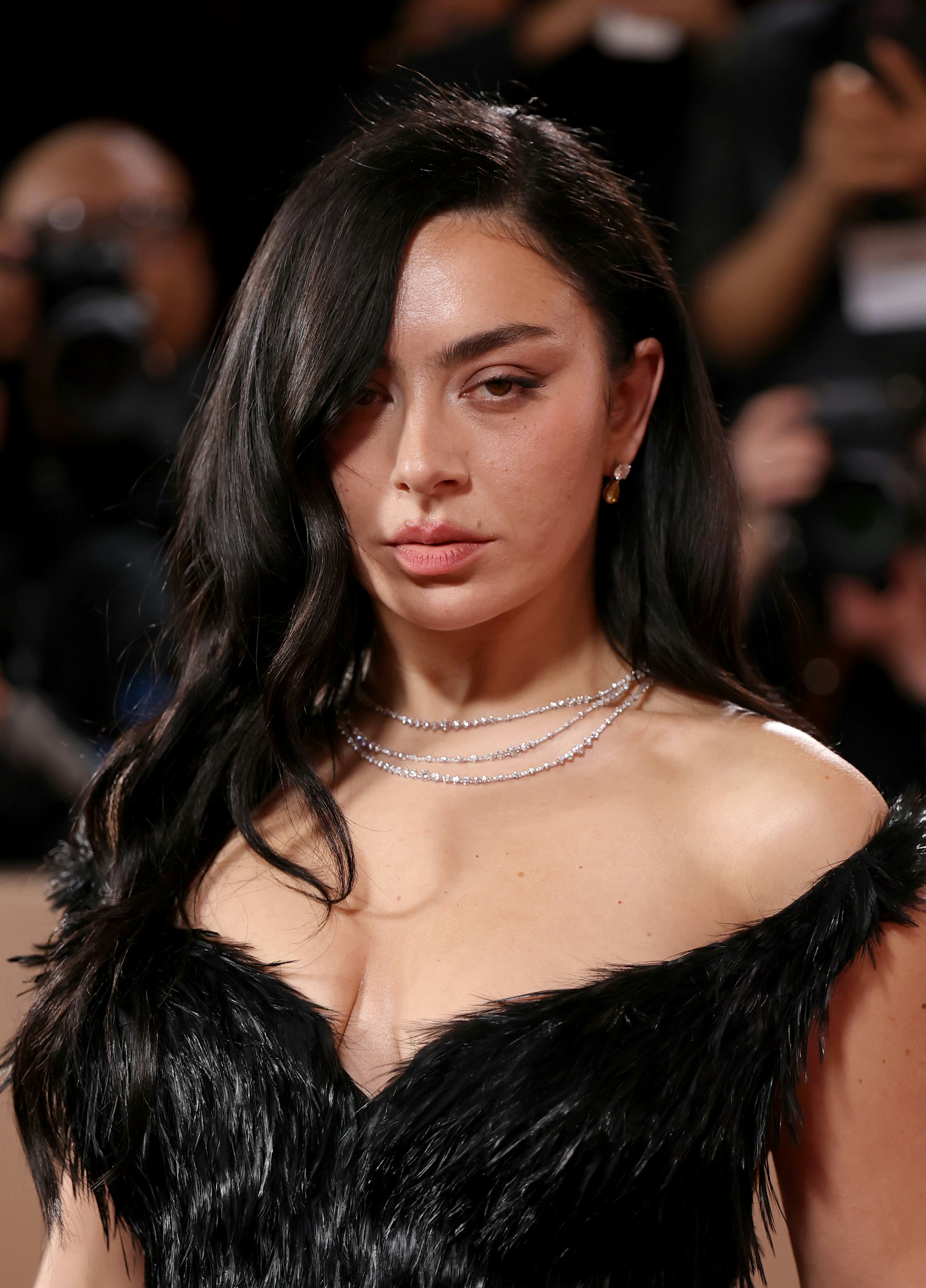 BEVERLY HILLS, CALIFORNIA - JANUARY 11: (FOR EDITORIAL USE ONLY) Charli xcx attends the 83rd annual ...