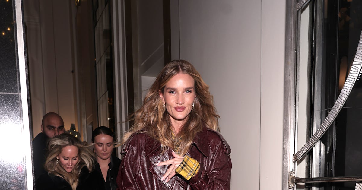Rosie Huntington-Whiteley Gave This "Cheugy" Trend An Apres-Ski Twist