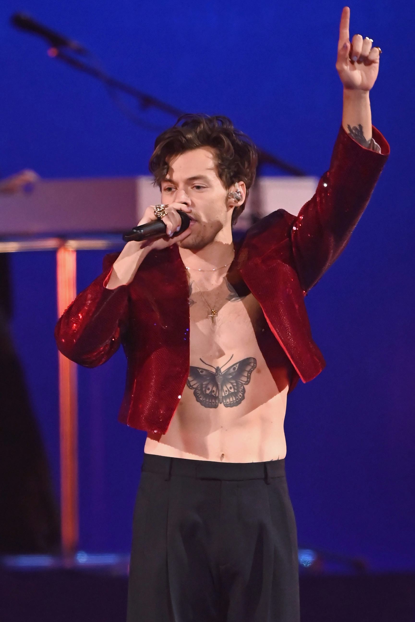 LONDON, ENGLAND - FEBRUARY 11: (EDITORIAL USE ONLY) Harry Styles performs on stage during The BRIT A...