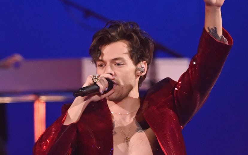 LONDON, ENGLAND - FEBRUARY 11: (EDITORIAL USE ONLY) Harry Styles performs on stage during The BRIT A...