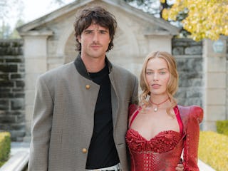 BEVERLY HILLS, CALIFORNIA - JANUARY 28: Jacob Elordi and Margot Robbie attend the "Wuthering Heights...