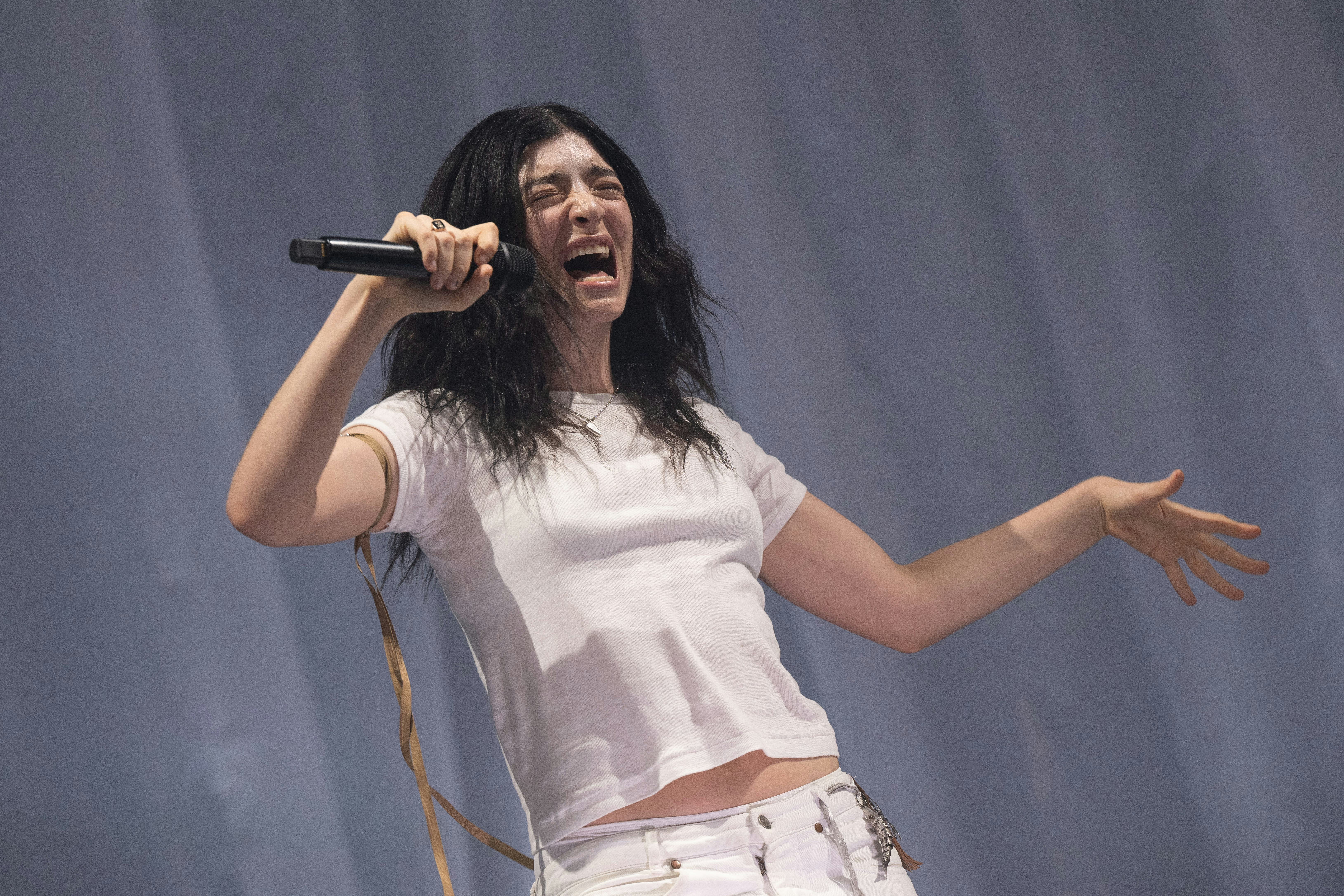 GLASTONBURY, ENGLAND - JUNE 27: (EDITORIAL USE ONLY) Lorde performs a surprise set on The Woodsies S...