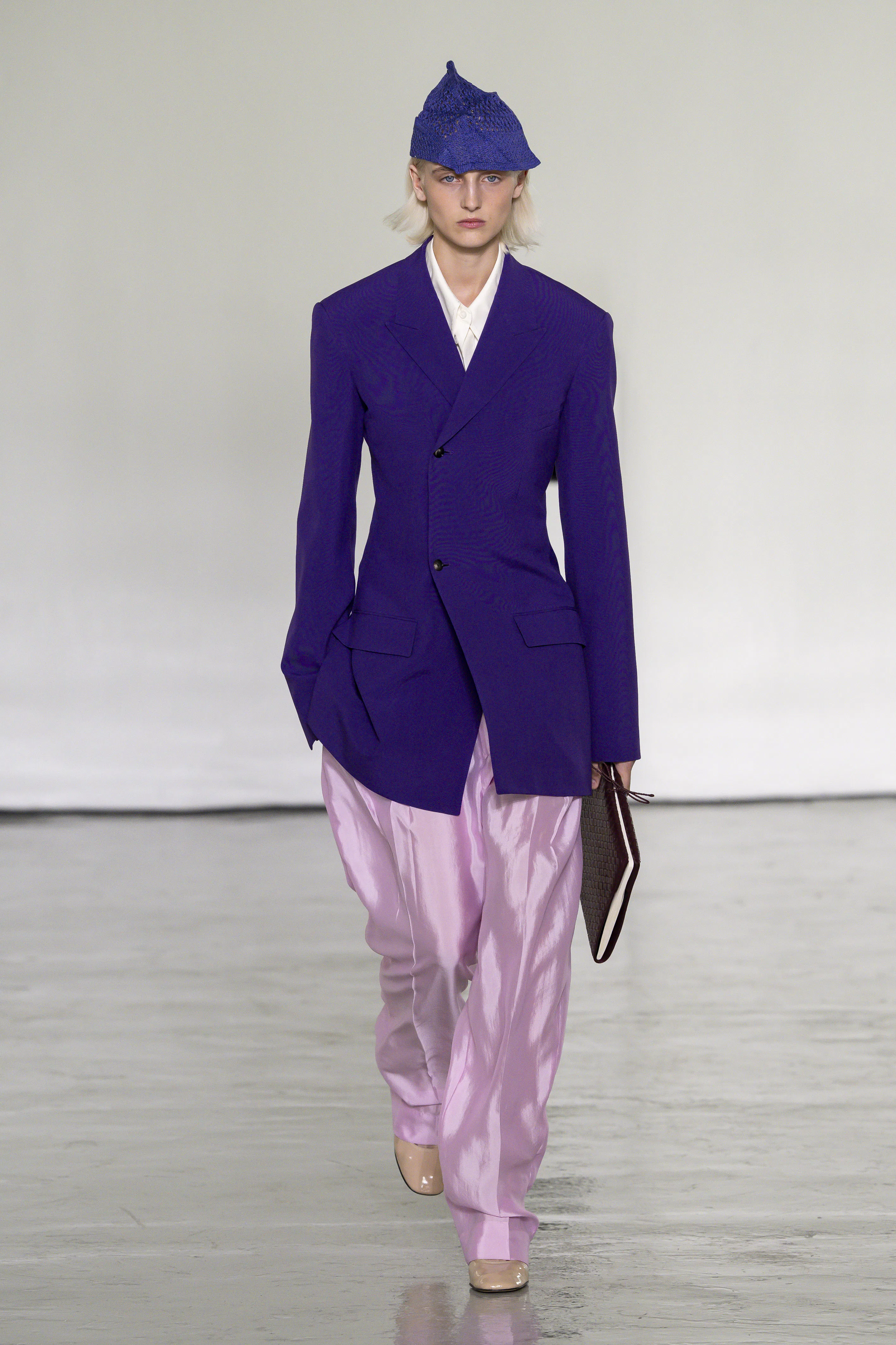 MILAN, ITALY - SEPTEMBER 26: A model walks the runway at the Bottega Veneta fashion show during the ...