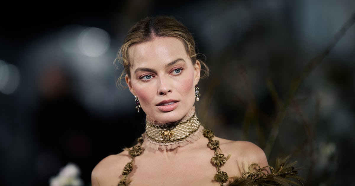 Margot Robbie Says A Male Co-Star Gave Her A Body-Shaming Gift