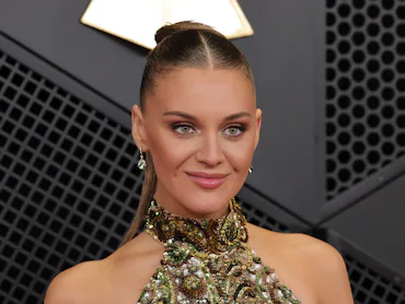 Kelsea Ballerini comments on cheating post after Chase Stokes breakup.