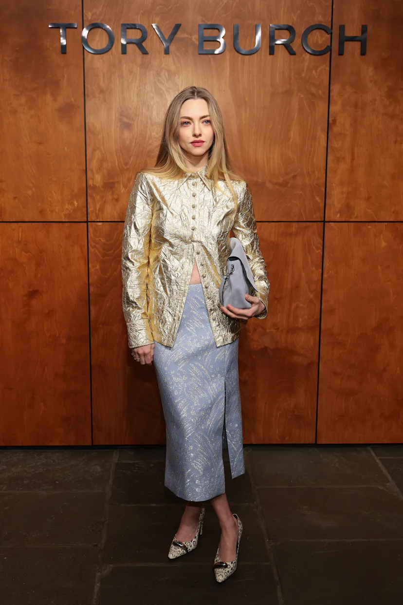 NEW YORK, NEW YORK - FEBRUARY 11: Amanda Seyfried attends Tory Burch Fall/Winter 2026 during New Yor...